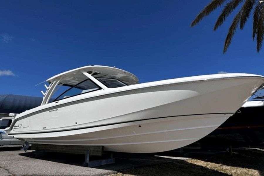 2019 Boston Whaler 320 Vantage