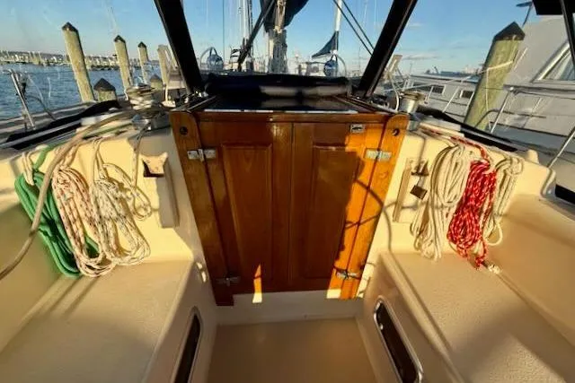 Windfall Yacht Photos Pics Cockpit of 1999 Caliber 40LRC sailboat with ropes and wooden hatch.