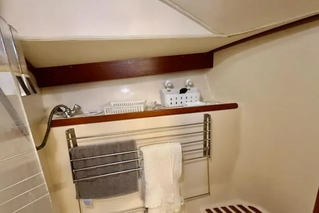 Windfall Yacht Photos Pics 1999 Caliber 40LRC yacht bathroom with towel rack and storage shelf.