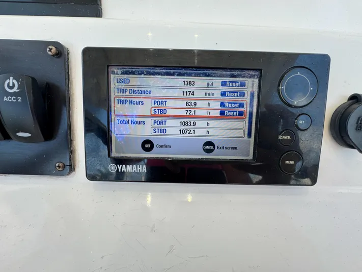  Yacht Photos Pics Yamaha boat display showing trip and total hours for Edgewater 318CC, 2013 model.