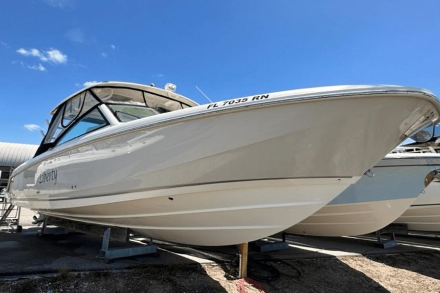 2018 Boston Whaler 320 Vantage