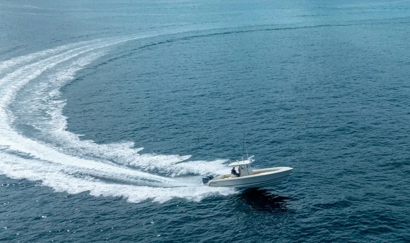 D Flawless Yacht Photos Pics 2007 Contender 33 boat making a sharp turn on open water.