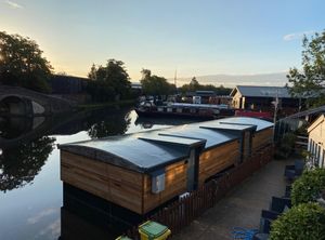 2019 Barge Houseboat Accommodation