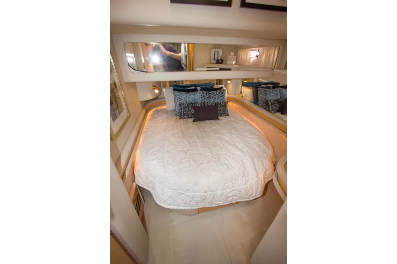 Eclipse Yacht Photos Pics 1998 Sea Ray 480 Sedan Bridge bedroom with cozy bedding and elegant decor.