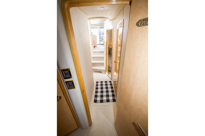 Eclipse Yacht Photos Pics Interior hallway of 1998 Sea Ray 480 Sedan Bridge yacht with checkered rug.