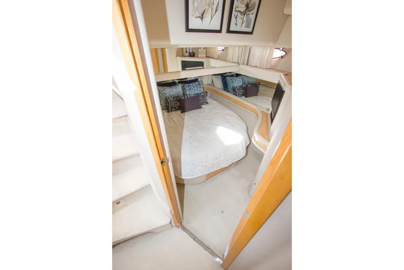Eclipse Yacht Photos Pics Interior cabin of 1998 Sea Ray 480 Sedan Bridge with cozy bed and decor.