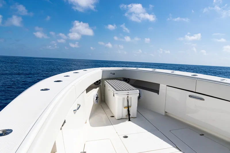  Yacht Photos Pics 2019 SeaVee 390Z boat deck with ocean view under clear blue sky.