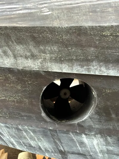  Yacht Photos Pics Close-up of a 1998 Cantieri di Sarnico MAXIM 55 SPECIAL boat propeller.