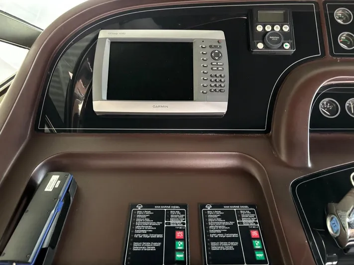  Yacht Photos Pics Control panel of 1998 Cantieri di Sarnico MAXIM 55 SPECIAL yacht with Garmin navigation system.