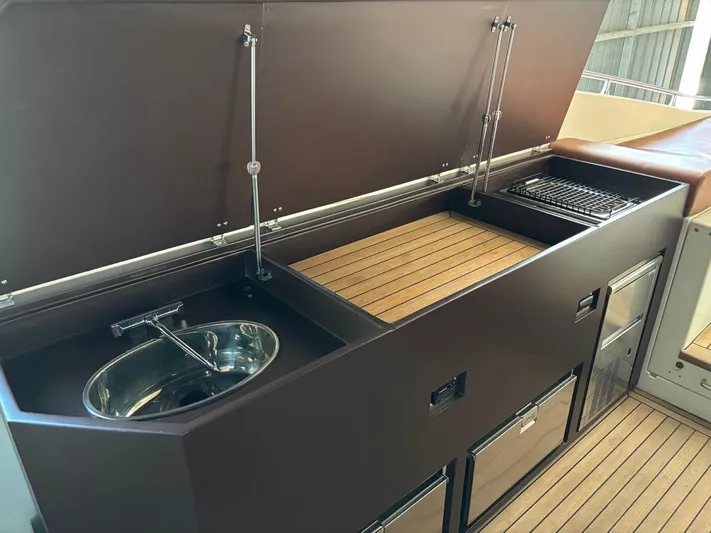  Yacht Photos Pics Outdoor kitchen on 1998 Cantieri di Sarnico MAXIM 55 SPECIAL yacht with sink and grill.