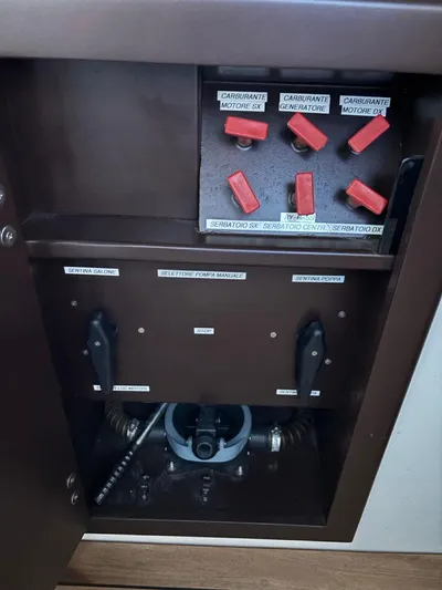  Yacht Photos Pics Control panel of a 1998 Cantieri di Sarnico MAXIM 55 SPECIAL yacht.