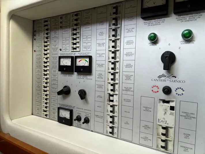  Yacht Photos Pics Control panel of a 1998 Cantieri di Sarnico MAXIM 55 SPECIAL yacht.