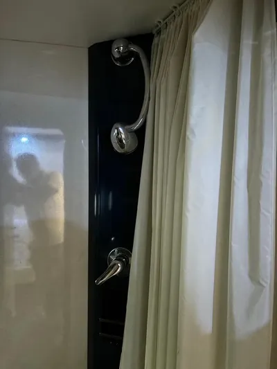  Yacht Photos Pics Shower area in 1998 Cantieri di Sarnico MAXIM 55 SPECIAL yacht with curtain and fixtures.