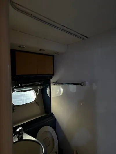  Yacht Photos Pics Interior of 1998 Cantieri di Sarnico MAXIM 55 SPECIAL yacht bathroom.
