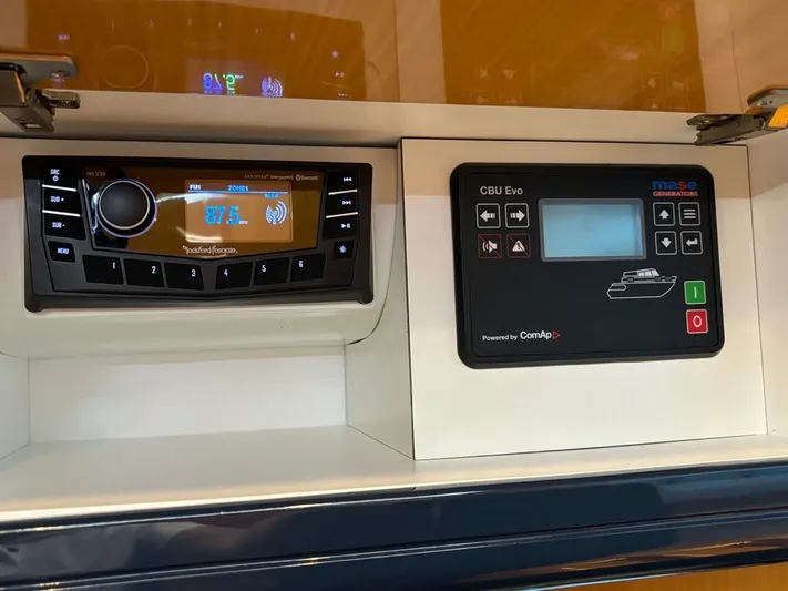  Yacht Photos Pics Control panel of a 1998 Cantieri di Sarnico MAXIM 55 SPECIAL yacht.