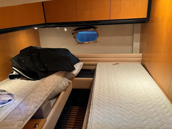  Yacht Photos Pics Interior cabin of 1998 Cantieri di Sarnico MAXIM 55 SPECIAL yacht with twin beds.