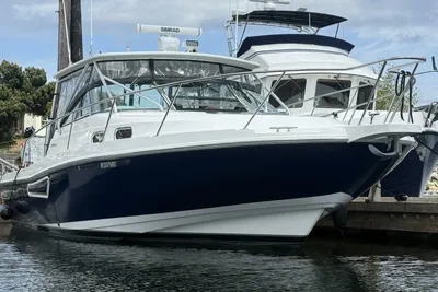 Boston Whaler Defiance 34