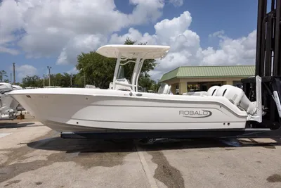 Robalo R242 Center Console