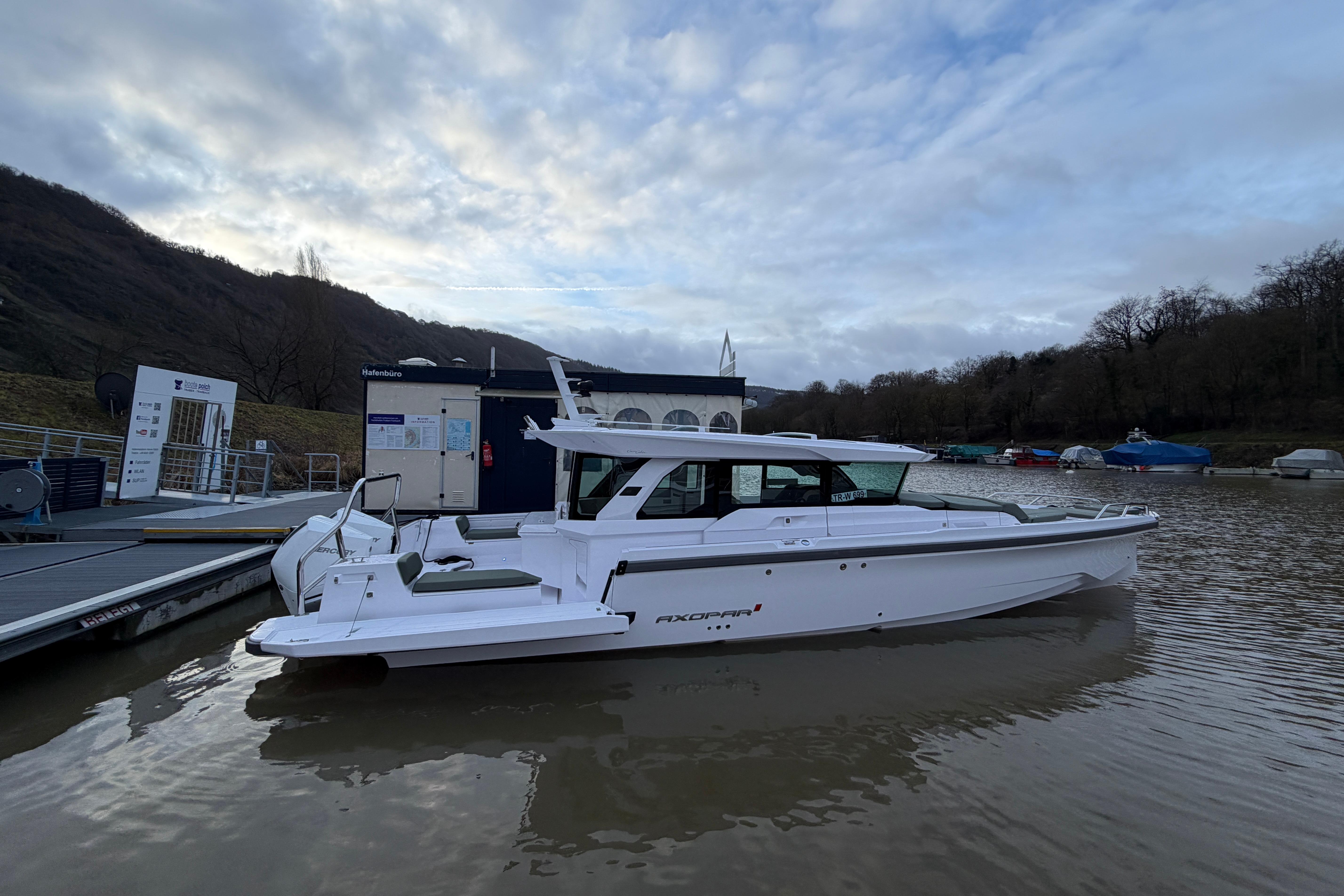 2026 Axopar 38 Cross Cabin