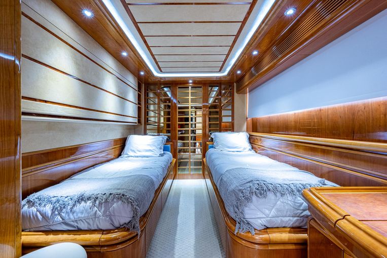 2003-94-ferretti-yachts-94