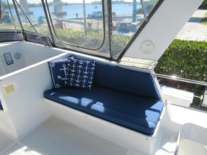C'est La Vie Yacht Photos Pics DeFever 48 Offshore 2010 boat interior with blue cushioned seating and anchor-themed pillows.