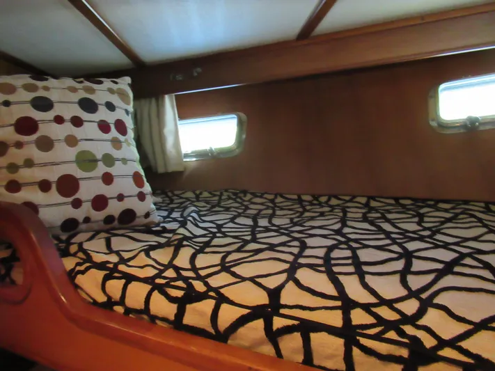 C'est La Vie Yacht Photos Pics Cozy cabin bed in 2010 DeFever 48 Offshore yacht with patterned bedding.