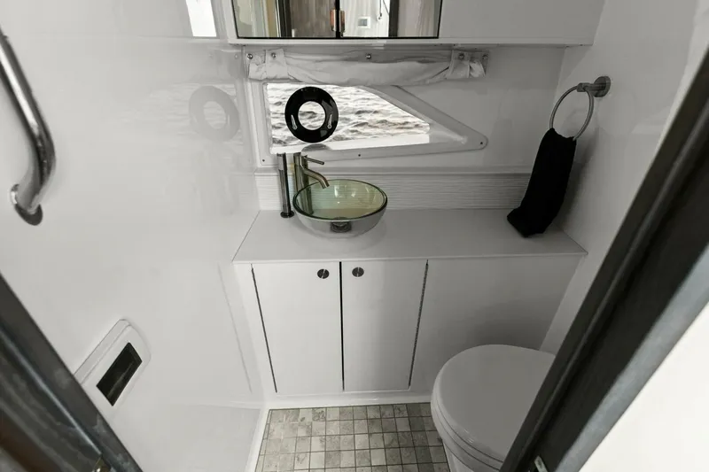 Liquid Asset Yacht Photos Pics 2022 Sea Ray 32 Dancer Head