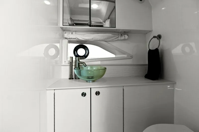 Liquid Asset Yacht Photos Pics 2022 Sea Ray 32 Dancer Head