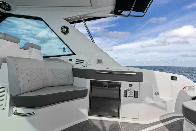 Liquid Asset Yacht Photos Pics 2022 Sea Ray 32 Dancer