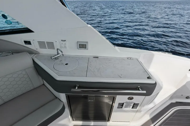 Liquid Asset Yacht Photos Pics 2022 Sea Ray 32 Dancer