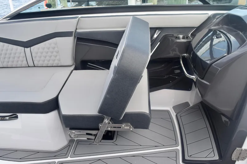  Yacht Photos Pics 2025 Monterey 275SS Super Sport boat interior with modern seating and sleek design.