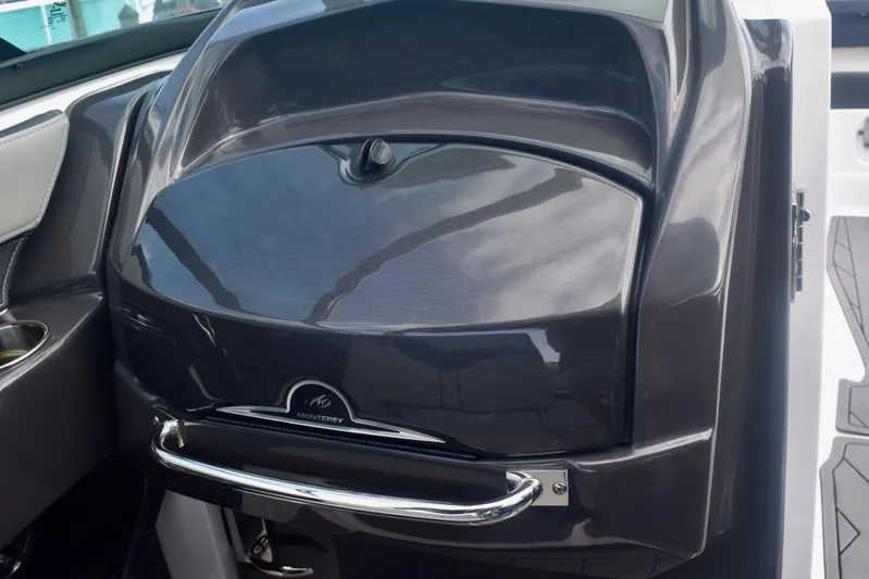  Yacht Photos Pics 2025 Monterey 275SS Super Sport dashboard with sleek design and chrome accents.