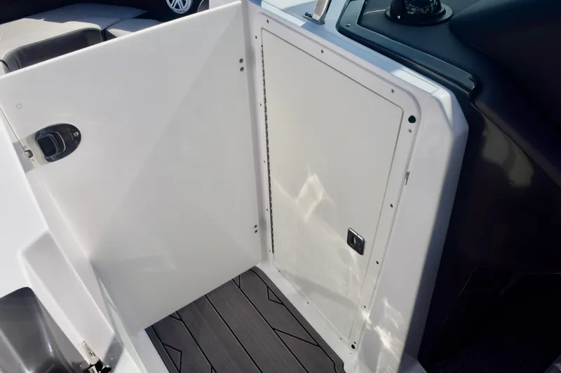  Yacht Photos Pics 2025 Monterey 275SS Super Sport boat interior with sleek white panel and modern design.