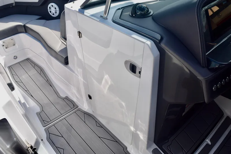  Yacht Photos Pics 2025 Monterey 275SS Super Sport boat interior with sleek seating and modern dashboard.