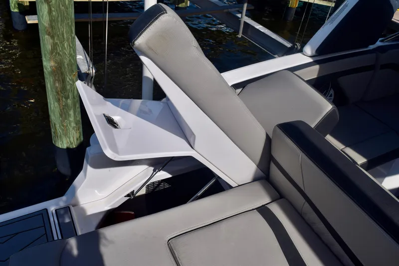  Yacht Photos Pics 2025 Monterey 275SS Super Sport boat interior with adjustable seating and sleek design.