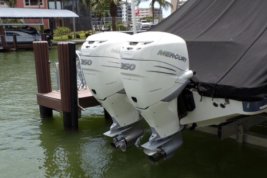 2017 Boston Whaler 330 Outrage