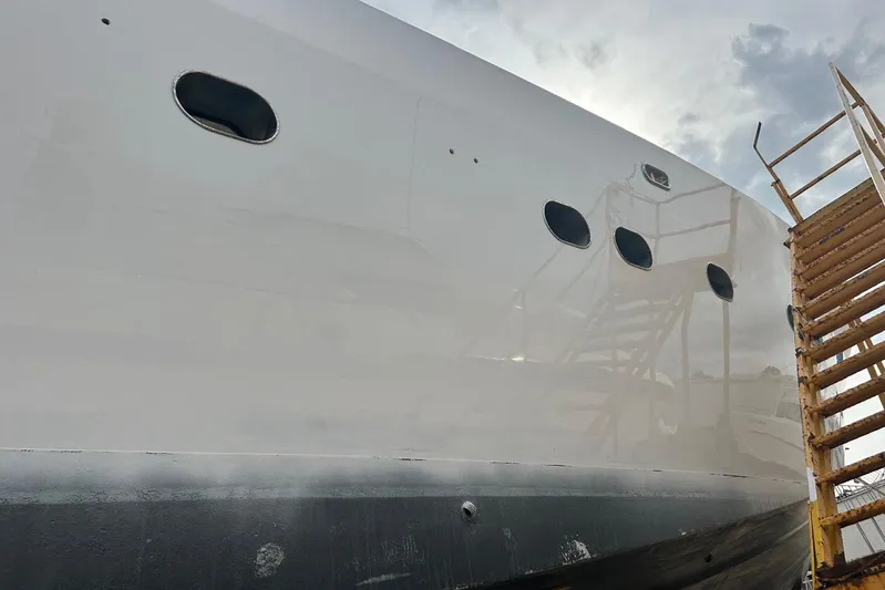  Yacht Photos Pics Side view of 1998 Sanlorenzo 82 yacht with portholes and ladder.