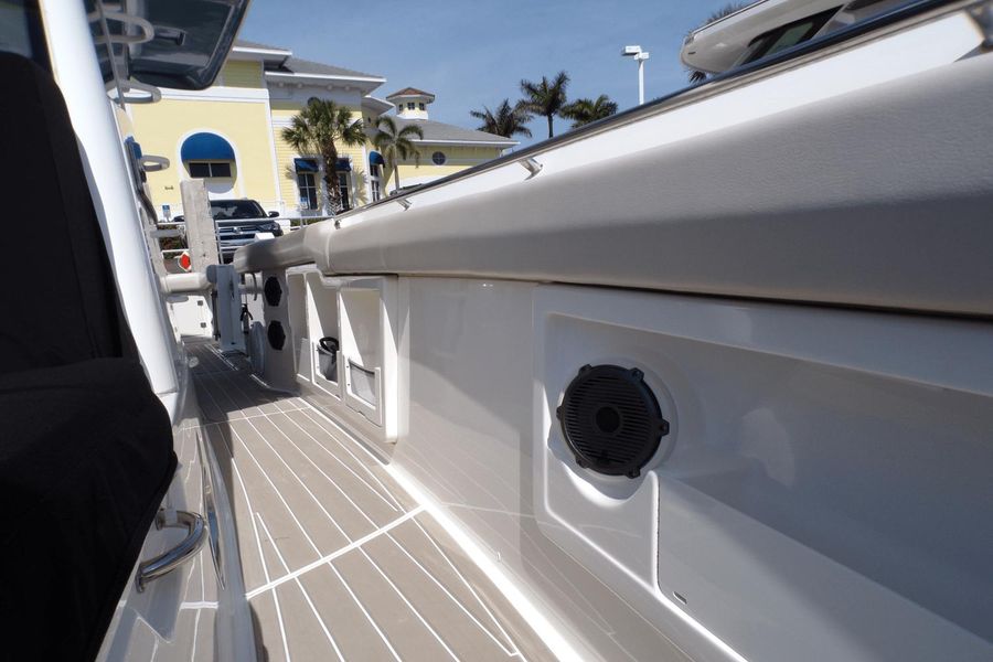 2019 Boston Whaler 380 Outrage