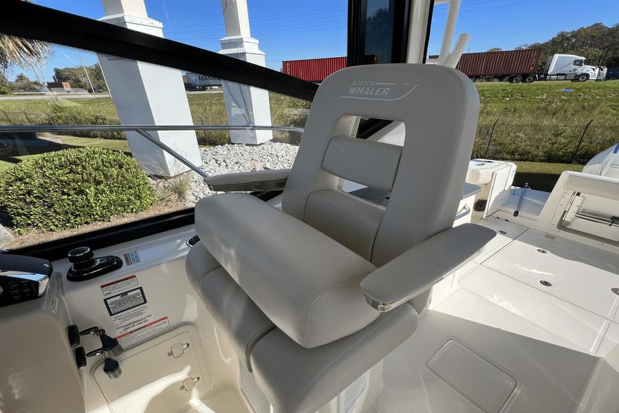 2023 Boston Whaler 325 Conquest