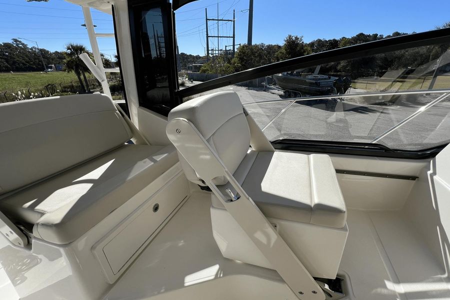 2023 Boston Whaler 325 Conquest