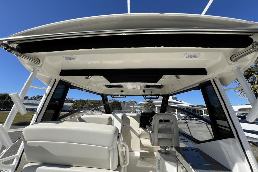 2023 Boston Whaler 325 Conquest