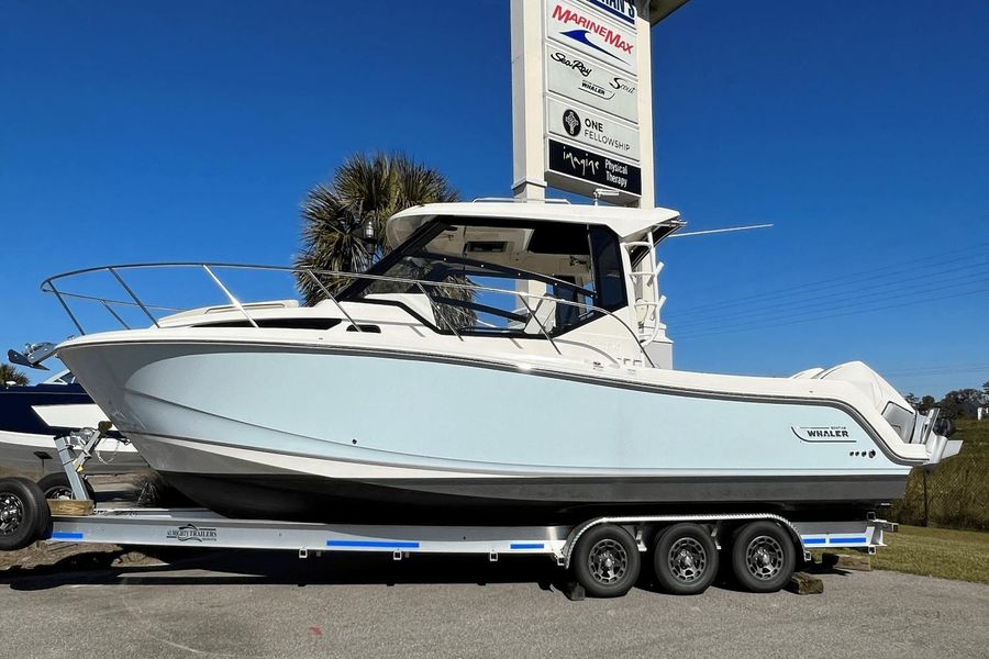 2023 Boston Whaler 325 Conquest