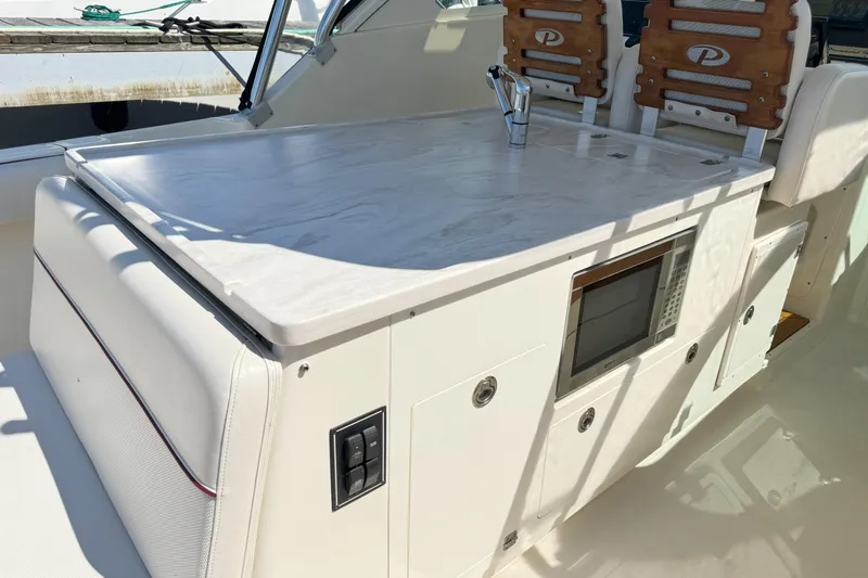  Yacht Photos Pics 2006 Pursuit LS 345 Drummond Runner boat interior with kitchenette and seating area.