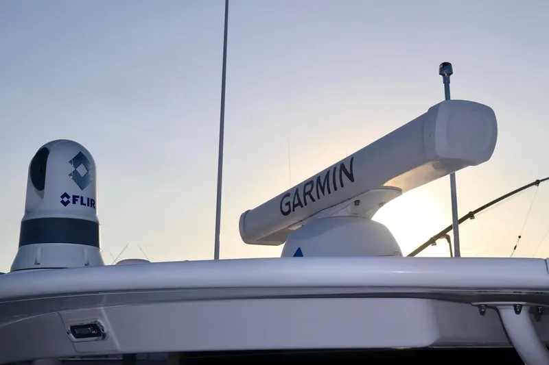 No Name Yacht Photos Pics Regulator 41 boat with Garmin and FLIR equipment, 2021 model.