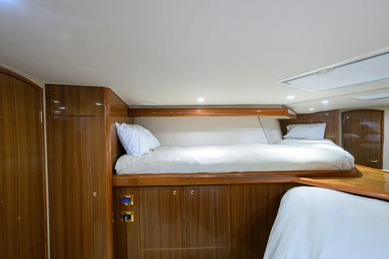 1/2 Barrel Yacht Photos Pics Forward Stateroom, portside