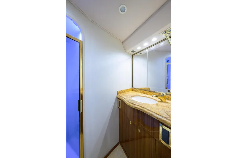 1/2 Barrel Yacht Photos Pics Forward Stateroom head