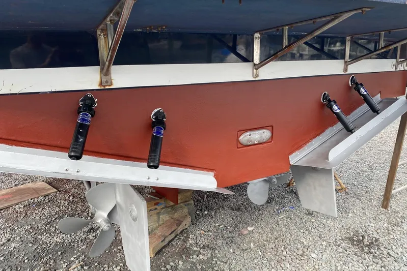 Escapade Yacht Photos Pics 1999 Legacy Yachts 40 Sedan stern view with propellers and trim tabs.