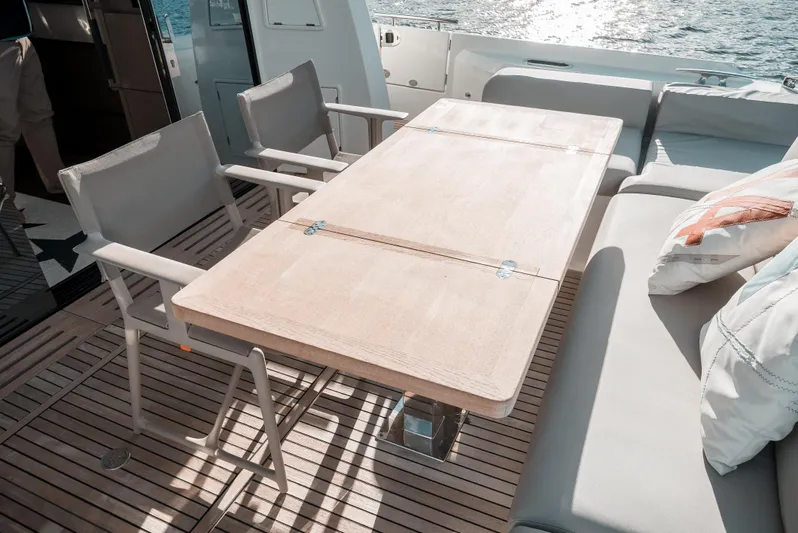  Yacht Photos Pics Aft Table