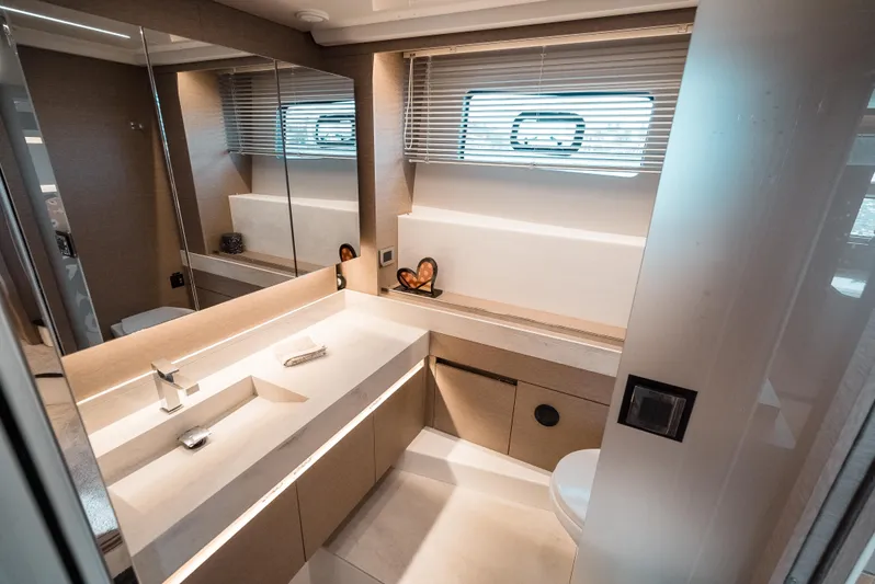  Yacht Photos Pics Master head