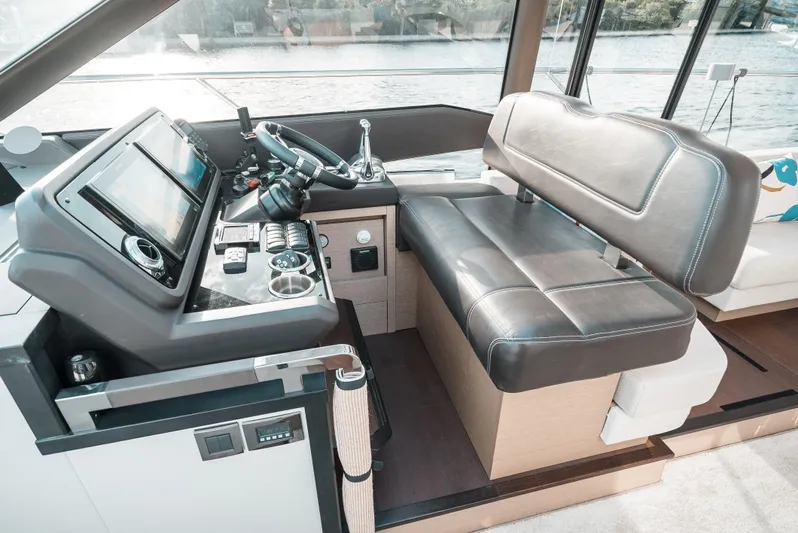  Yacht Photos Pics Lower Helm